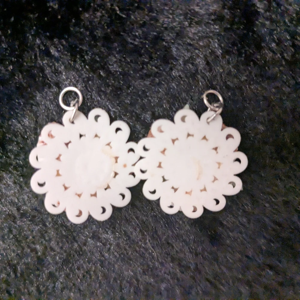 Elegant Shell Necklace with Pink and Gold Accents - Picture 3 of 4